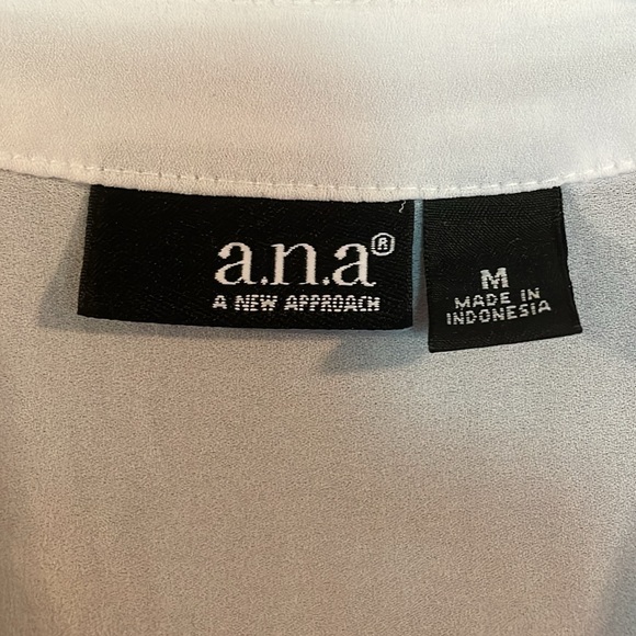 a.n.a. A New Approach white V-neck smocked-shoulder semi-sheer 3/4 sleeve top M - Picture 4 of 15